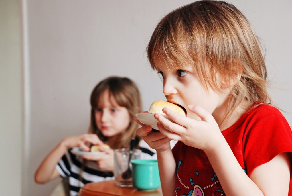 two kids eating breakfast