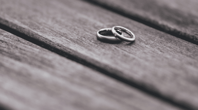 A pair of wedding rings.