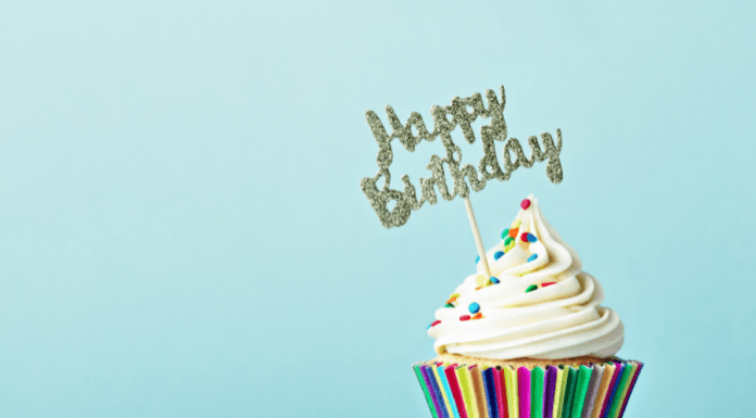 Cupcake with sprinkles and a "Happy Birthday" sign.