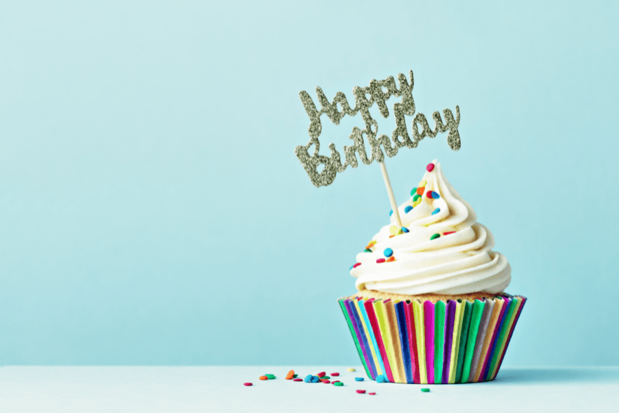 Cupcake with sprinkles and a "Happy Birthday" sign.